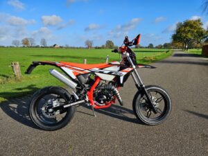 Beta RR Motard 50 Sport Full Option zijaanzicht rood frame