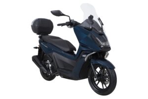 Compact, zuinig en compleet uitgerust: de Sky Town 50i Euro 5+ heeft injectie, LED-licht en rijdt 45 km/h. Met windscherm, 28L buddybak en optie voor 33L topkoffer neem je makkelijk spullen mee. Dankzij 2,1 l/100 km en 7L tank is dit een ideale stadscooter voor dagelijks gebruik.